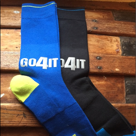 2 Pair Men’s reflective crew sport socks. - Picture 1 of 3